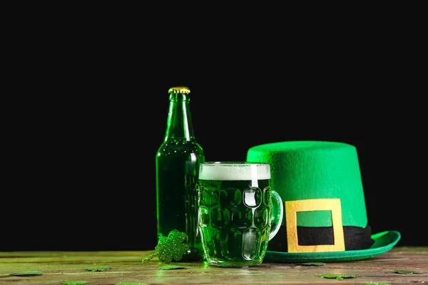 Green beer and Leprechaun's hat on table. St. Patrick's Day celebration — Stock Photo, Image