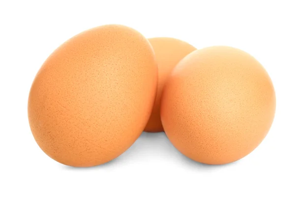 Свежие яйца на белом фоне — стоковое фото