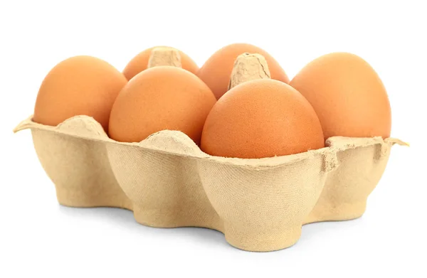 Förpackning med färska ägg på vit bakgrund — Stockfoto
