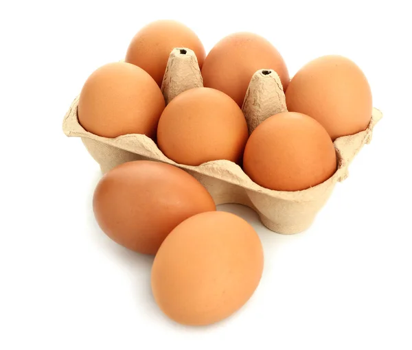 Paquete con huevos frescos sobre fondo blanco — Foto de Stock