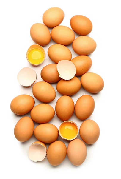 Świeże jaja na białym tle — Zdjęcie stockowe
