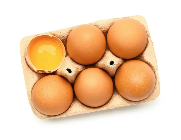 白い背景に新鮮な卵とパッケージ — ストック写真