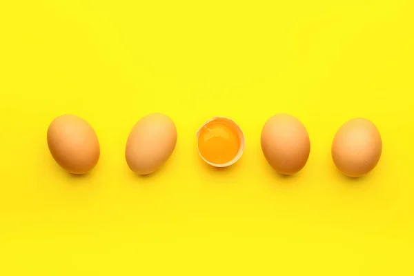 Friss tojás színes háttér — Stock Fotó
