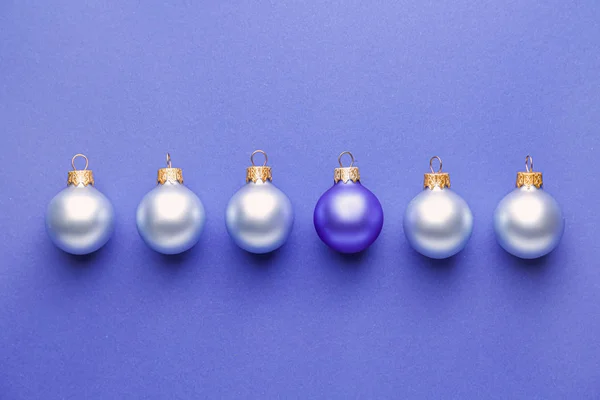 Hermosas bolas de Navidad sobre fondo de color — Foto de Stock