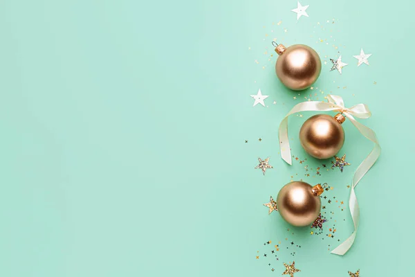 Beautiful Christmas balls with confetti on color background — ストック写真