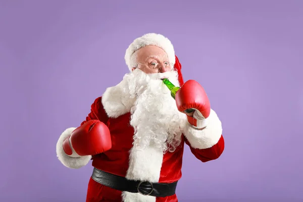 Funny drunk Santa Claus in boxing gloves on color background — Stock Photo, Image