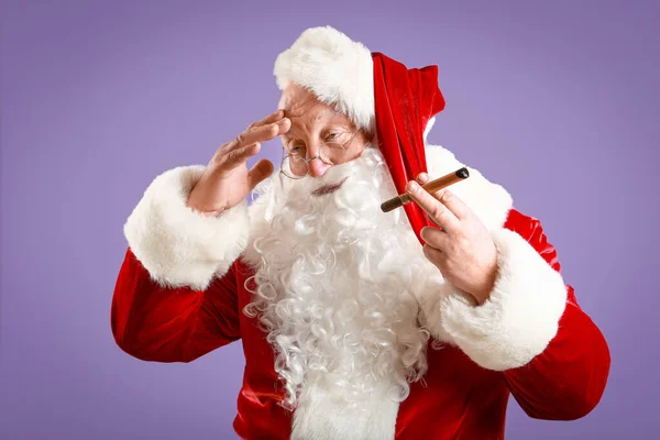 Funny drunk Santa Claus with cigar on color background — Stock Photo, Image
