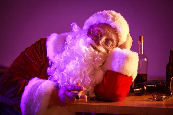 Funny drunk Santa Claus with cigar in pub — Stock Photo, Image