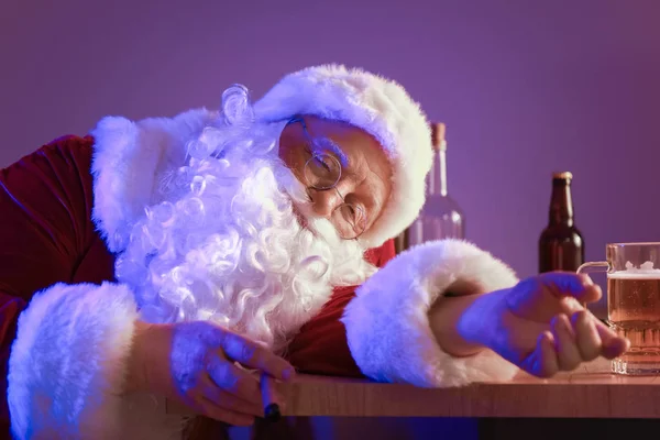 Funny drunk Santa Claus in pub — 스톡 사진