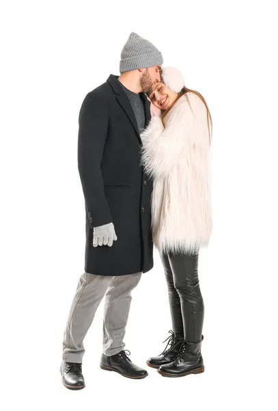 Портрет счастливой пары в зимней одежде на белом фоне — стоковое фото