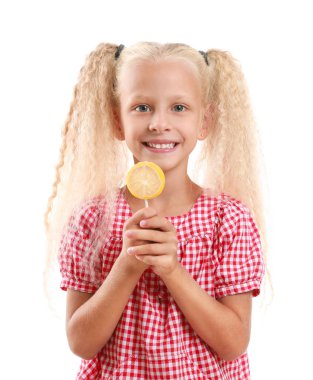 Beyaz arka plan üzerinde lolipop ile sevimli küçük kız