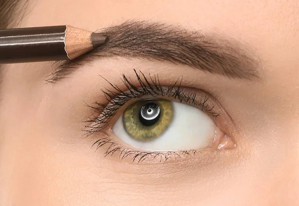 Ung kvinna genomgår ögonbrynskorrigering förfarande, närbild — Stockfoto