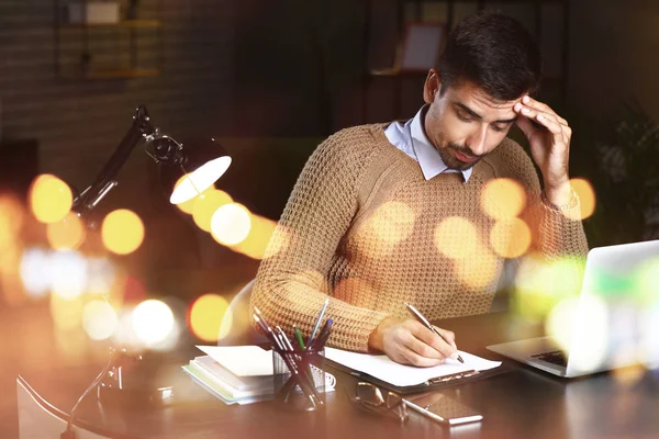 Moe zakenman werkt 's nachts op kantoor, zicht door het raam — Stockfoto