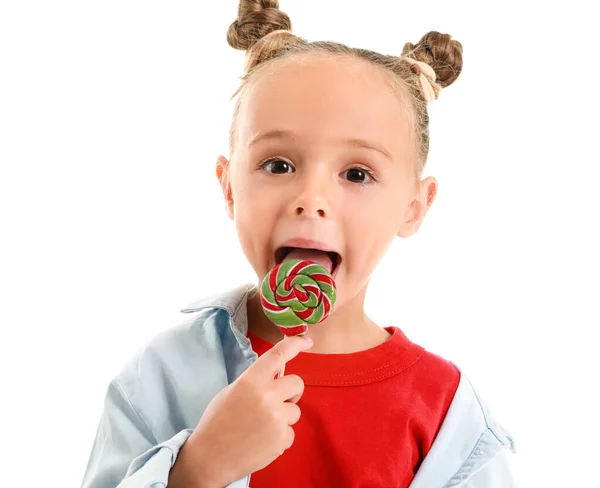 Menina bonito com pirulito doce no fundo branco — Fotografia de Stock