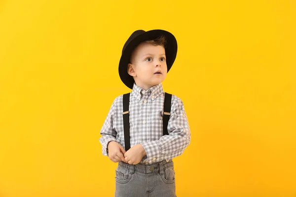 Porträtt av snygg liten pojke på färg bakgrund — Stockfoto