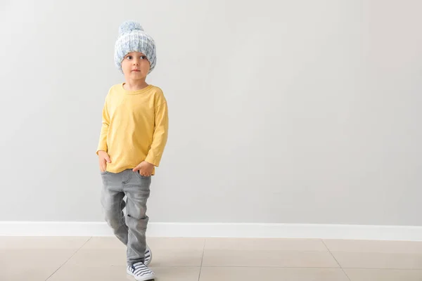 Retrato de lindo niño cerca de la pared de luz —  Fotos de Stock