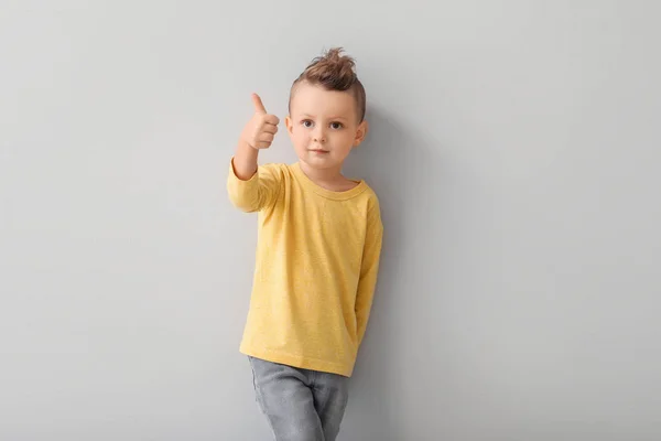 Portré aranyos kisfiú mutatja hüvelykujj-up a fény háttér — Stock Fotó