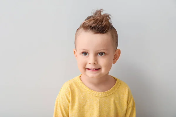Portret van schattige kleine jongen op lichte achtergrond — Stockfoto