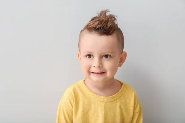 Retrato de menino bonito no fundo de luz — Fotografia de Stock