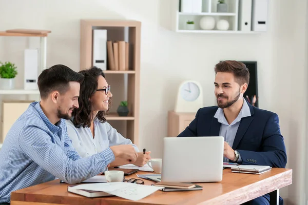 Equipo de empresarios durante la reunión en el cargo — Foto de Stock