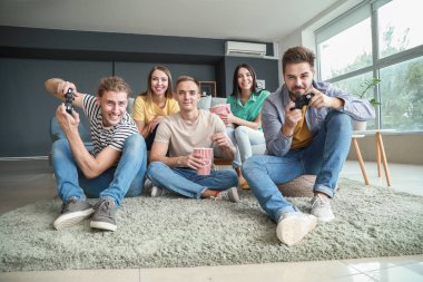 Arkadaşlar iskambil video spor evde grup
