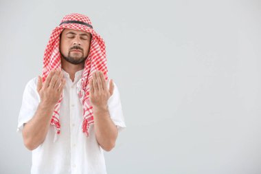 Müslüman adam arka planda dua ediyor