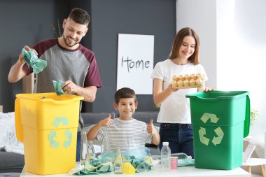 Aile evde çöp sıralama. Geri dönüşüm kavramı