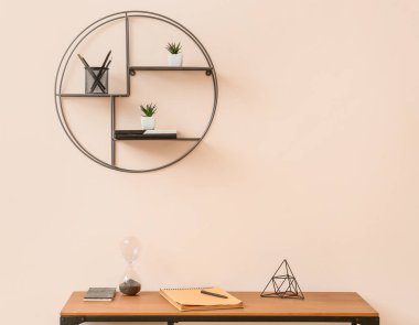 Rahat çalışma yeri ve rafı olan bir oda.