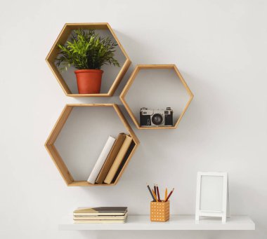 Rahat işyeri ve rafları olan bir oda.