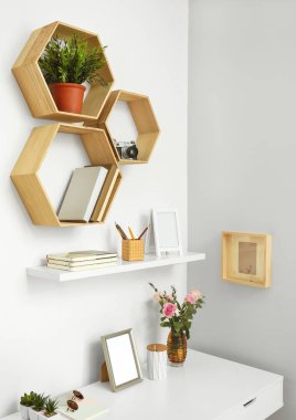 Rahat işyeri ve rafları olan bir oda.