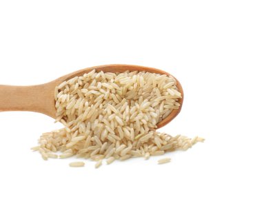 Beyaz arka planda çiğ pirinç kaşığı