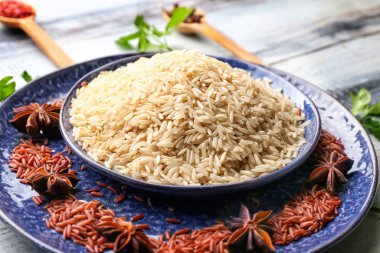 Tabakta farklı bir çiğ pirinç ve baharat var.