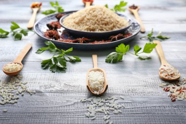 Tahta masada farklı çiğ pirinç.