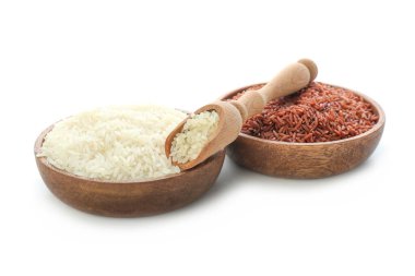 Beyaz zemin üzerinde farklı çiğ pirinç tabakları