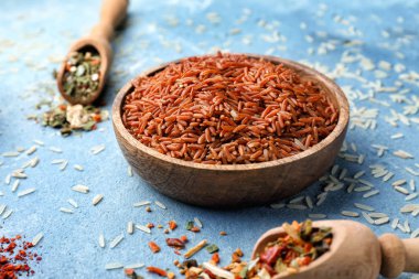 Arkaplanda çiğ pirinç ve kuru sebze tabağı.