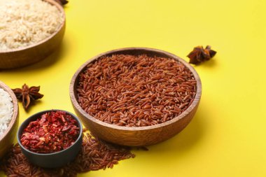 Farklı renkte pirinç ve baharatlı tabaklar.