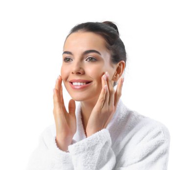 Beyaz zemin üzerine bornoz güzel genç kadın