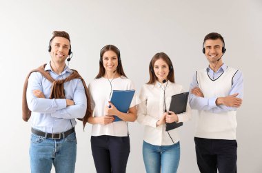 Işık arka planında teknik destek ajanları ekibi