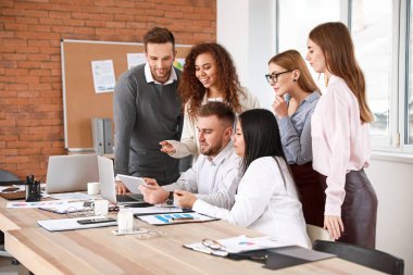 Ofisteki iş toplantısında iş arkadaşları konuyu tartışıyor