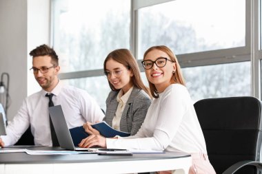 Ofisteki iş toplantısında iş arkadaşları konuyu tartışıyor