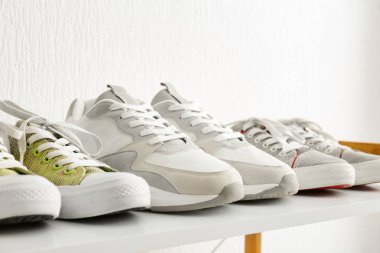 Rafların yanında şık ayakkabılar var.