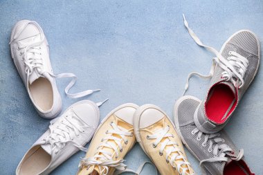 Renkli arka planda günlük ayakkabılar