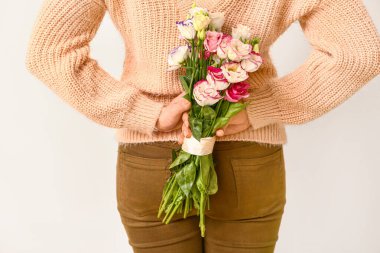 Beyaz arka planda güzel buketi olan bir çiçekçi.