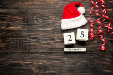 Ahşap arka planda Noel tarihi olan takvim