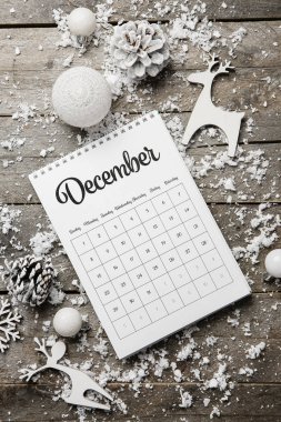 Ahşap arka planda Noel dekoru, kar ve takvim