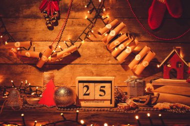 Ahşap arka planda Noel dekoru ve takvimi
