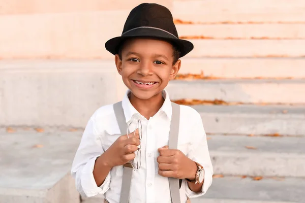 Aranyos, divatos afro-amerikai fiú a szabadban — Stock Fotó