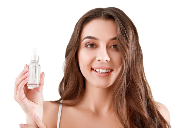 Hermosa joven con botella de suero sobre fondo claro — Foto de Stock