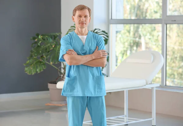 Male physiotherapist in rehabilitation center — Stock Photo, Image