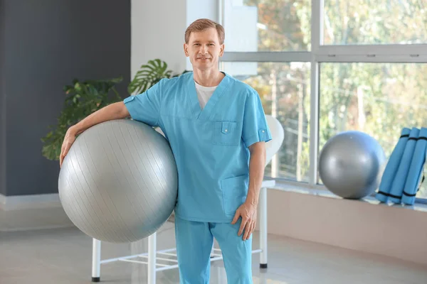 Male physiotherapist in rehabilitation center — Stock Photo, Image